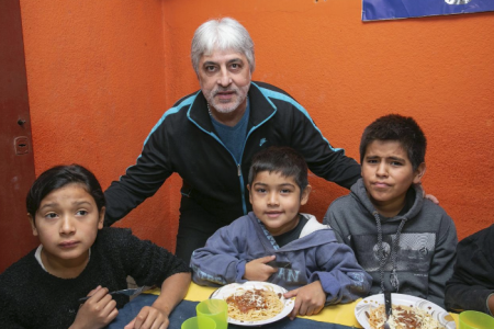 El costado solidario del líder de la hinchada del club Argentino Boca Rafael Di Zeo: ayuda desde hace años a comederos y fundaciones